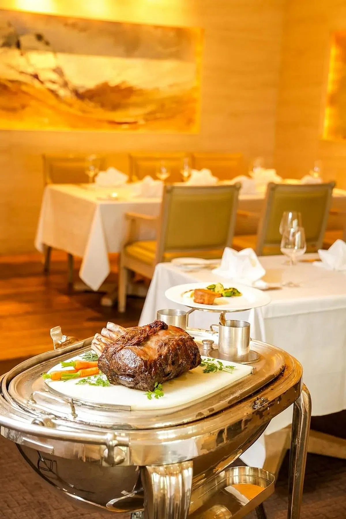 Gordon Grill仍保留手推车服务，在餐桌旁切烤肉给食客。（叶振忠摄）