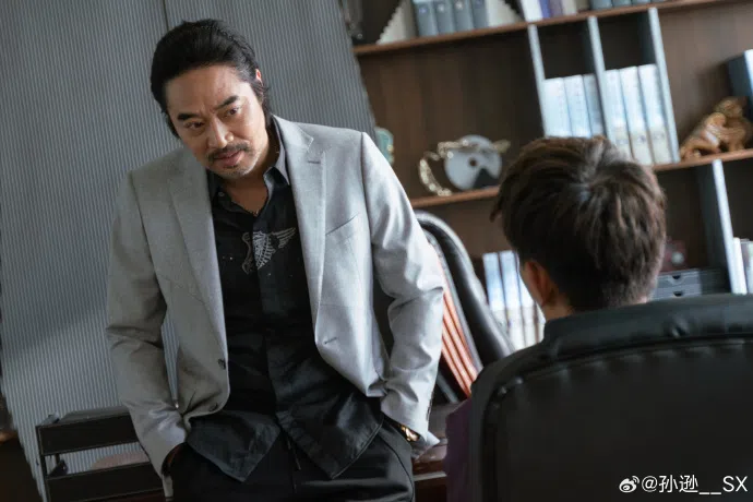 孙逊饰演的鲍晨焰给观众一种反差萌的感觉。（取自艺人微博）