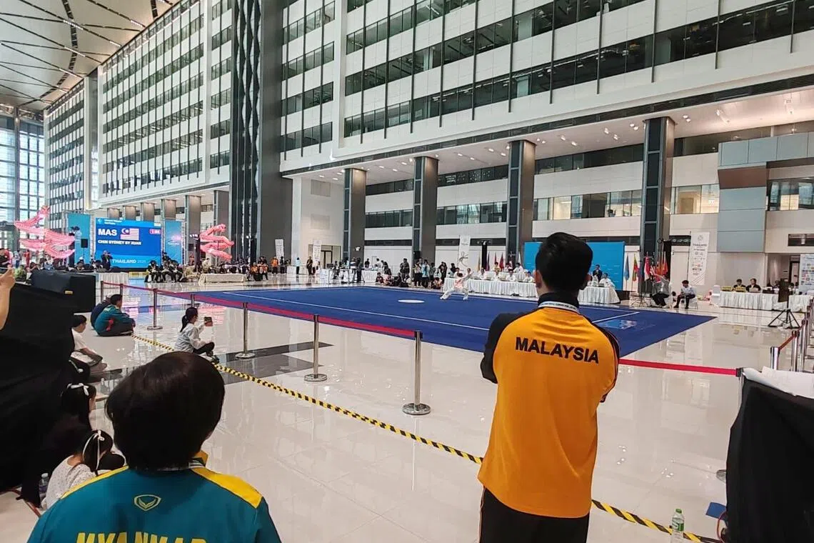 泰国东运会武术场馆设在新建立的C栋空旷大厅，传统武术的音乐在现代建筑中萦绕。（陈明耀摄）