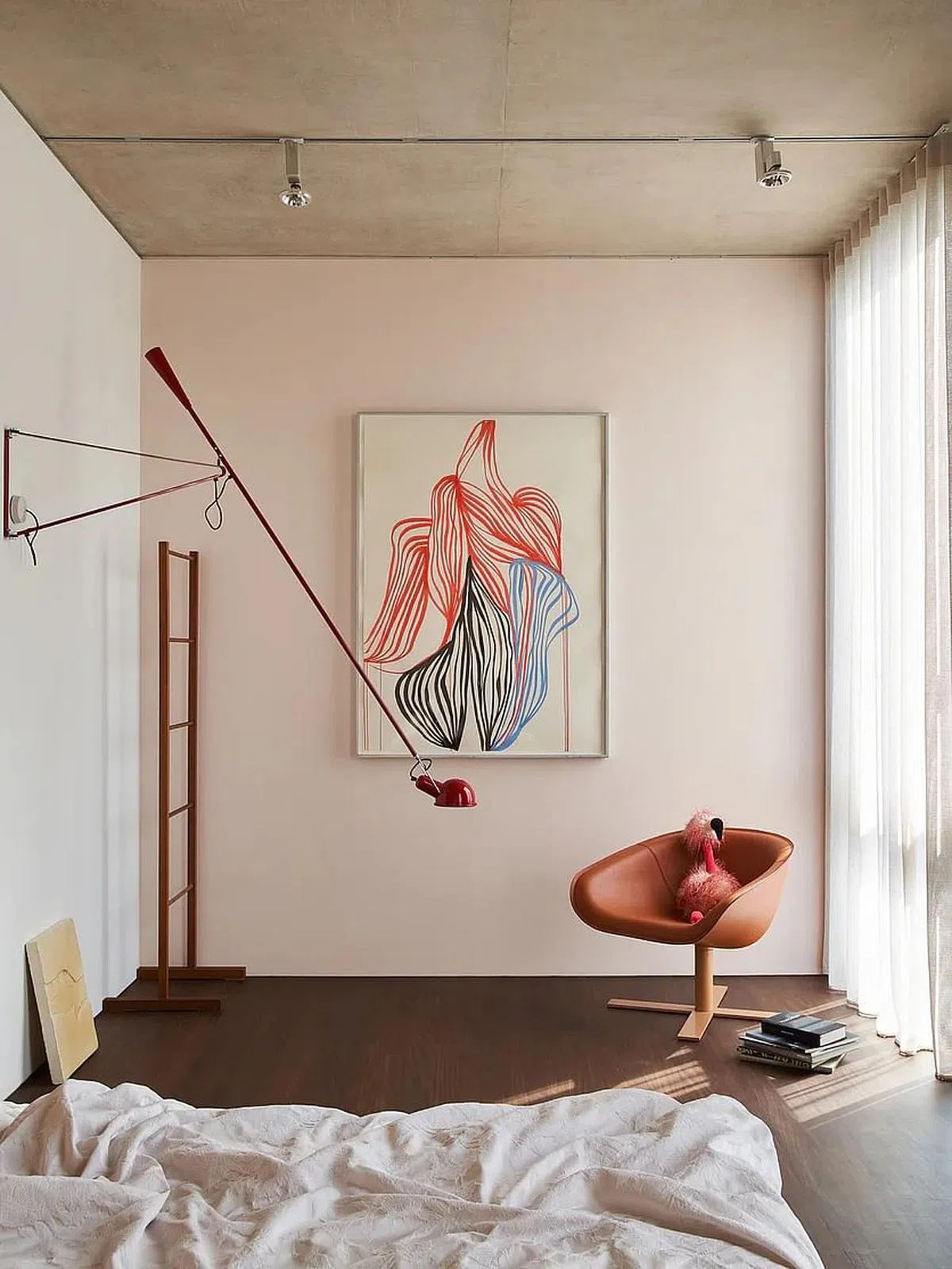 主卧室的画作、椅子和亮红色灯为房间增添色彩。（Atelier Here提供图片）
