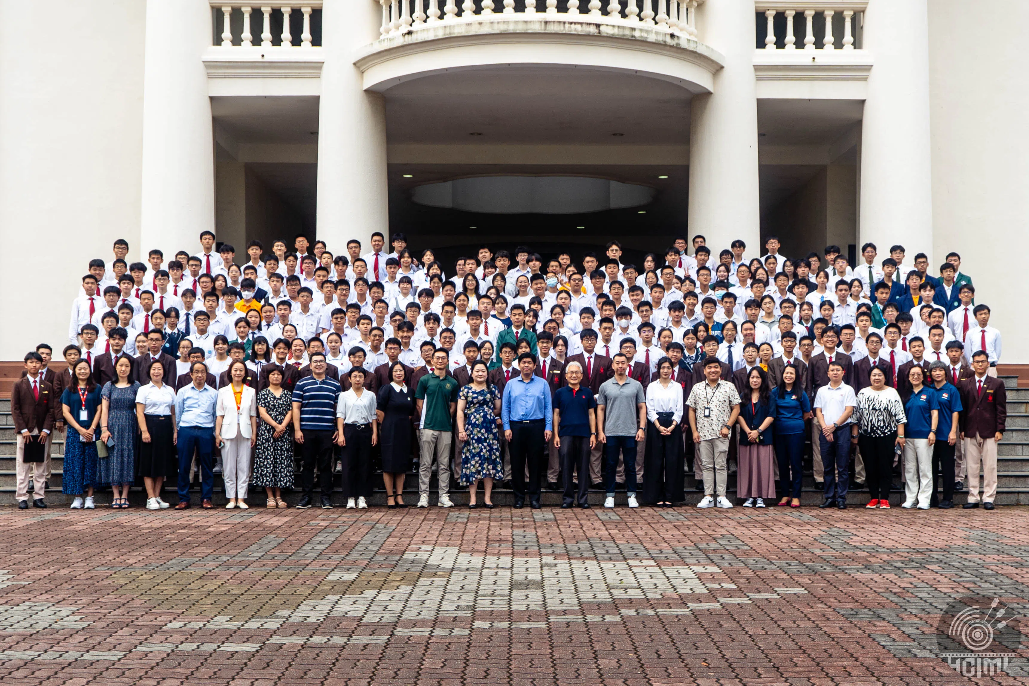 2024亚洲青年论坛的参与师生在华侨中学钟楼前合影。（华侨中学论坛宣传组提供）