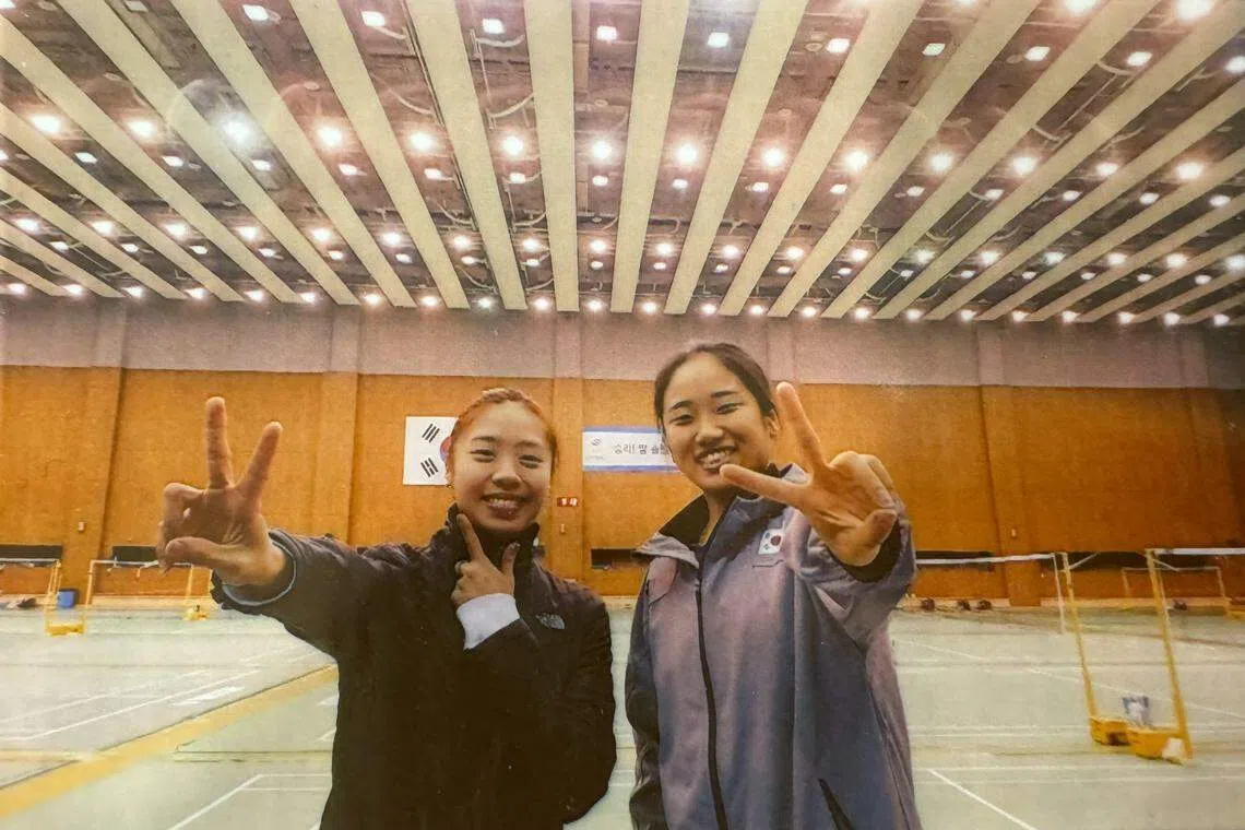 新加坡头号女单杨佳敏（左）与世界第一的安洗莹在韩国训练。（杨佳敏提供）