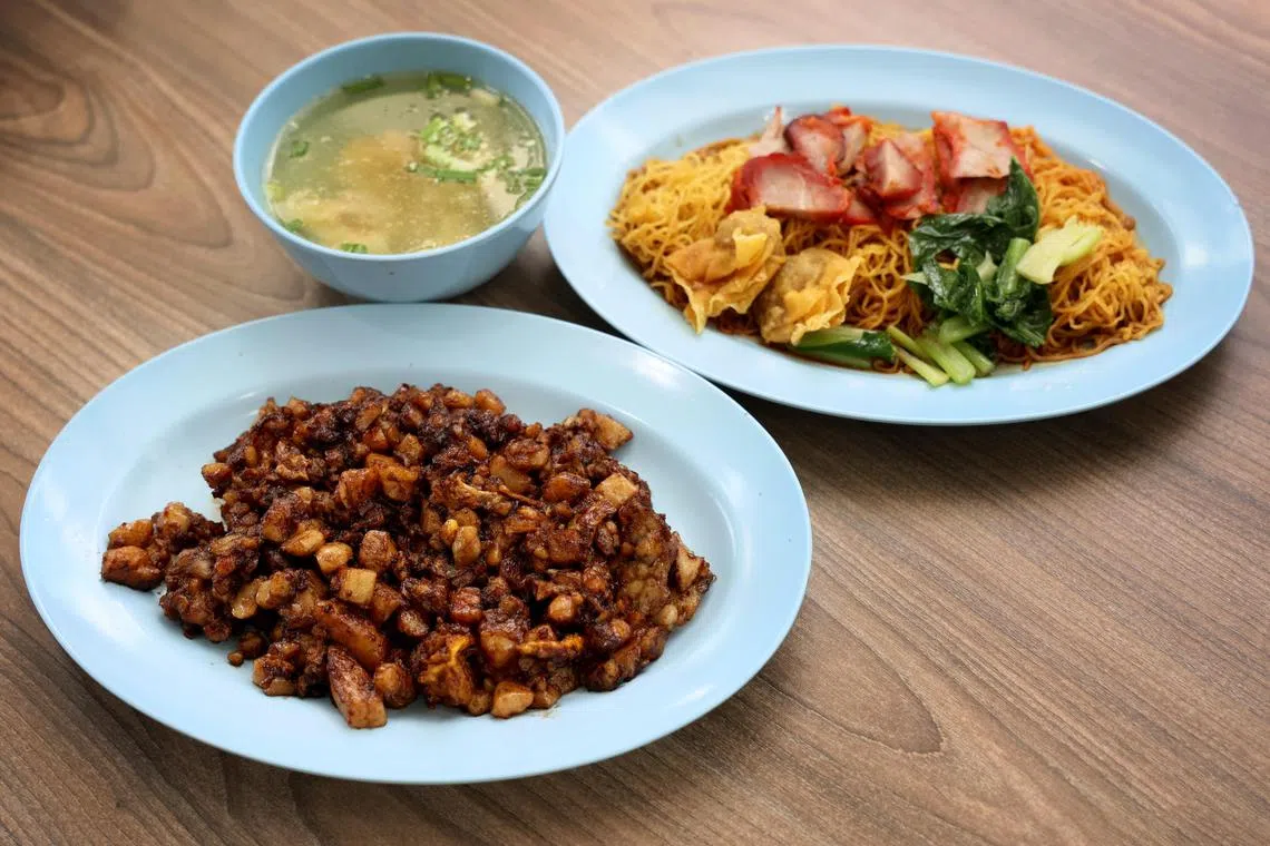 好吃的菜头粿和云吞面，吸引不少食客。（龙国雄摄）