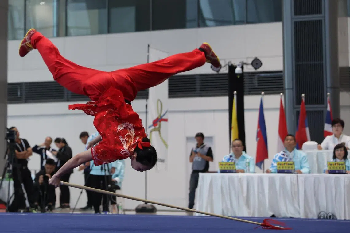 吕盈萱在长拳、剑术、枪术综合赛项，以29.055分位列第三摘铜。（白艳琳摄）