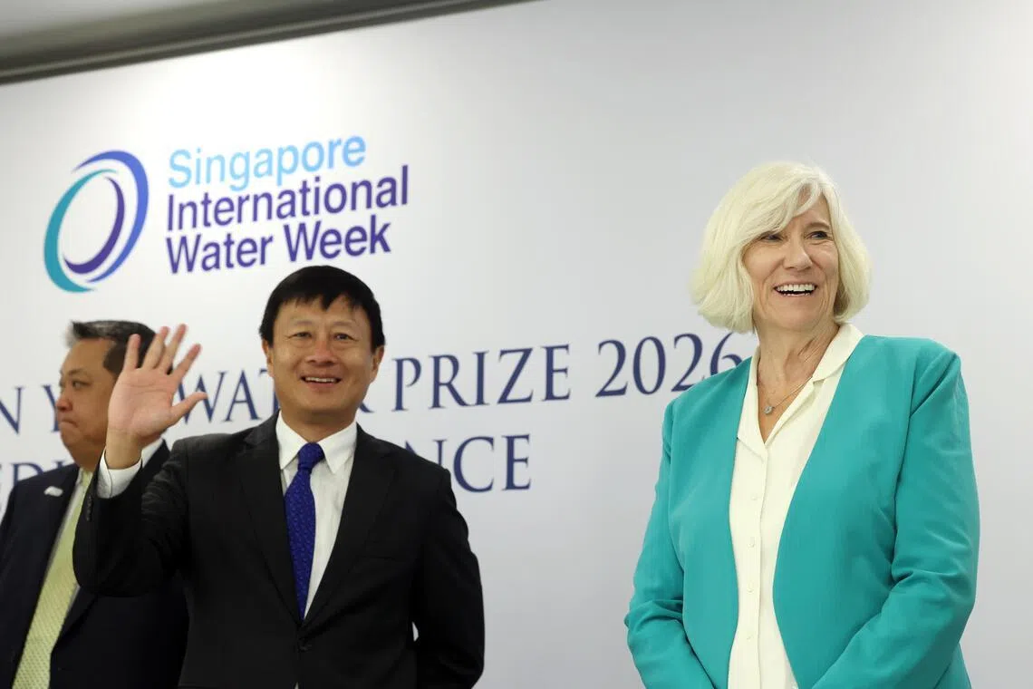 公用事业局总裁王治权（招手者）说，美国密歇根州立大学琼罗斯教授（右）在推动我国再生水的稳健发展与安全保障方面，发挥了关键作用。（邝启聪摄）