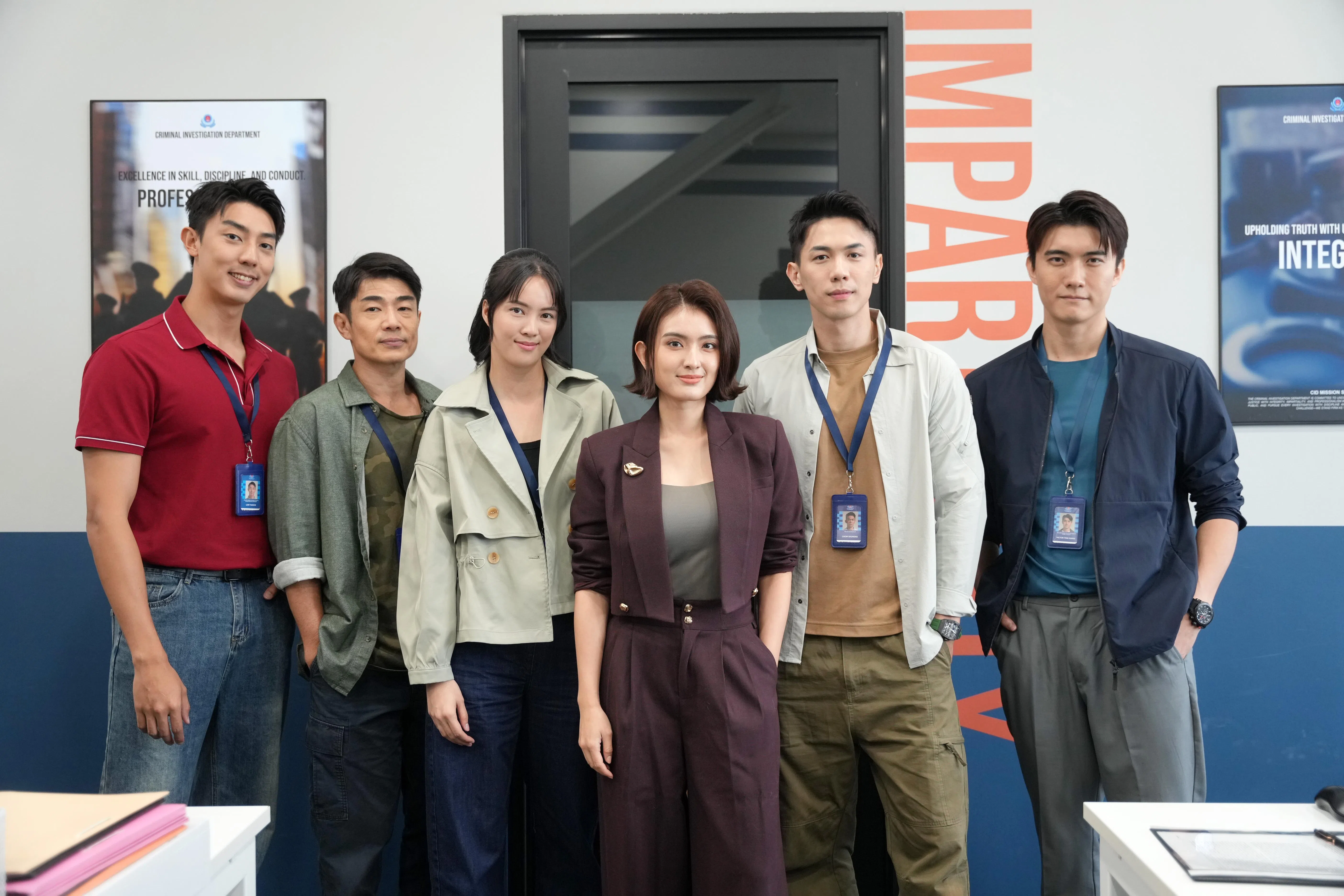 《至死不渝》中，詹金泉（左二）与仲伟杰（左起）、郑颖、洪凌、张奕恺和张哲通携手，透过一宗宗案件揭示人性在情感纠葛下的极端样貌。（谢智扬摄）