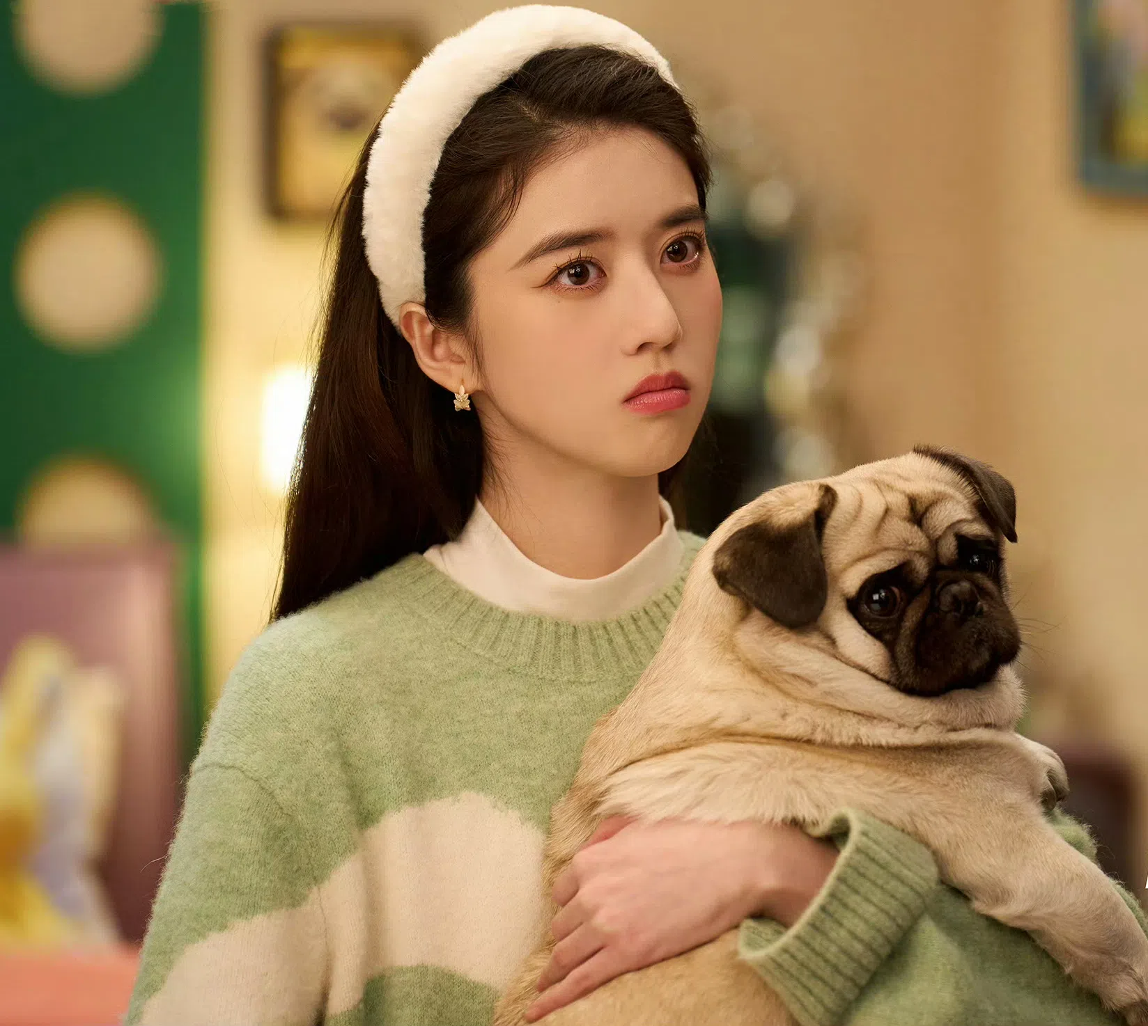 李凯馨说跟剧中小狗对戏一点都不难，因为它是一只专业演员狗。（取自剧集官方微博）