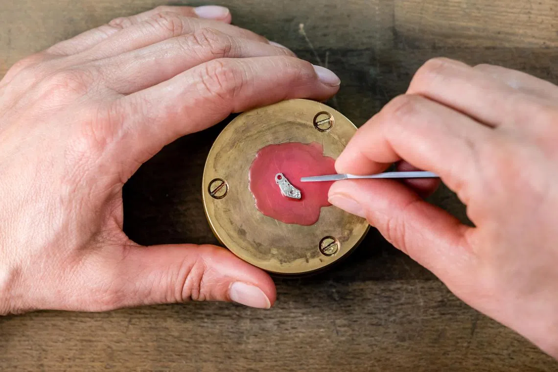 来自萨克森州格拉苏蒂朗格制表厂的雕刻大师，将现场演示复杂制表工艺。（朗格提供）