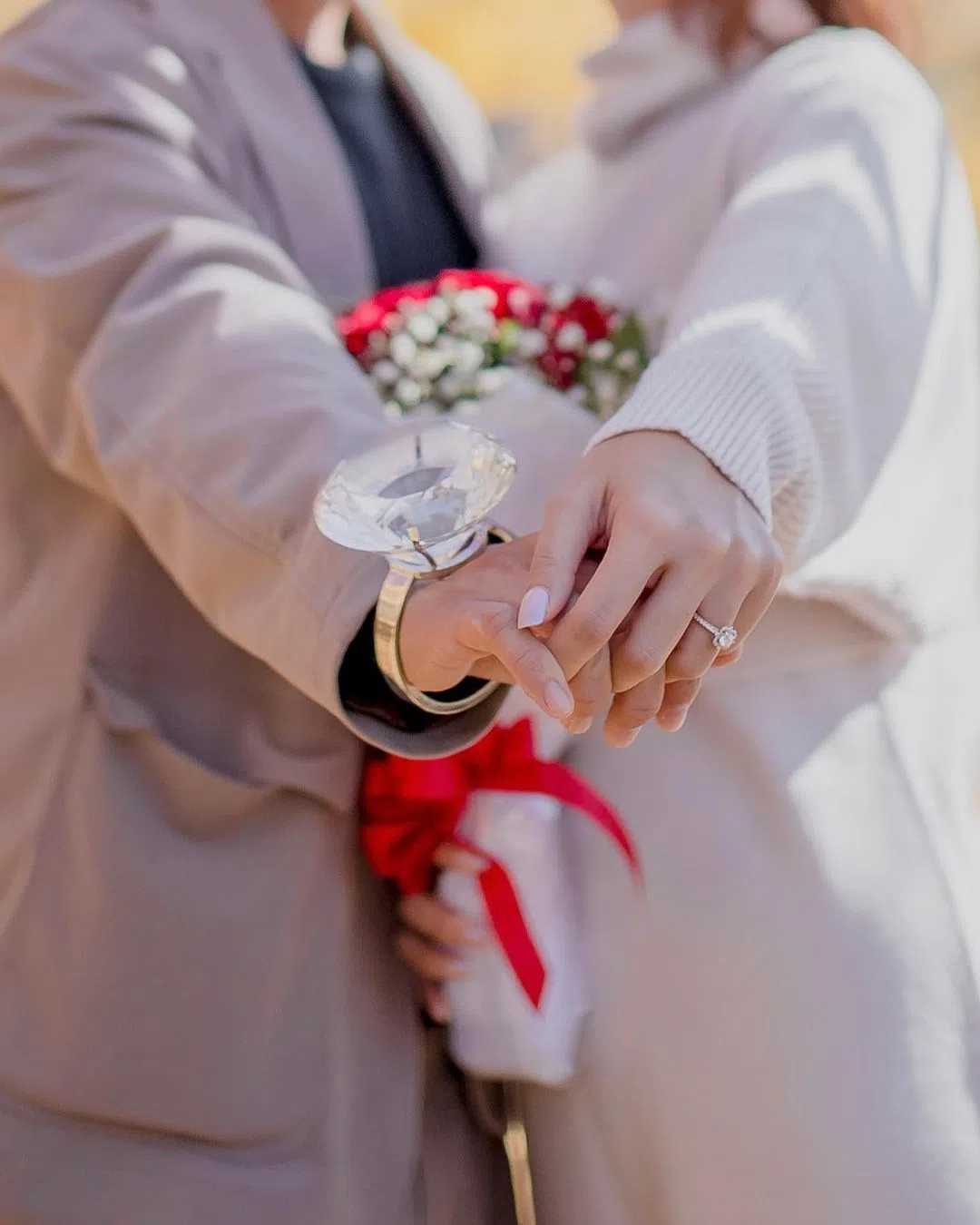 胡煜诗为男友准备了特大的玩具戒指。（取自艺人IG）