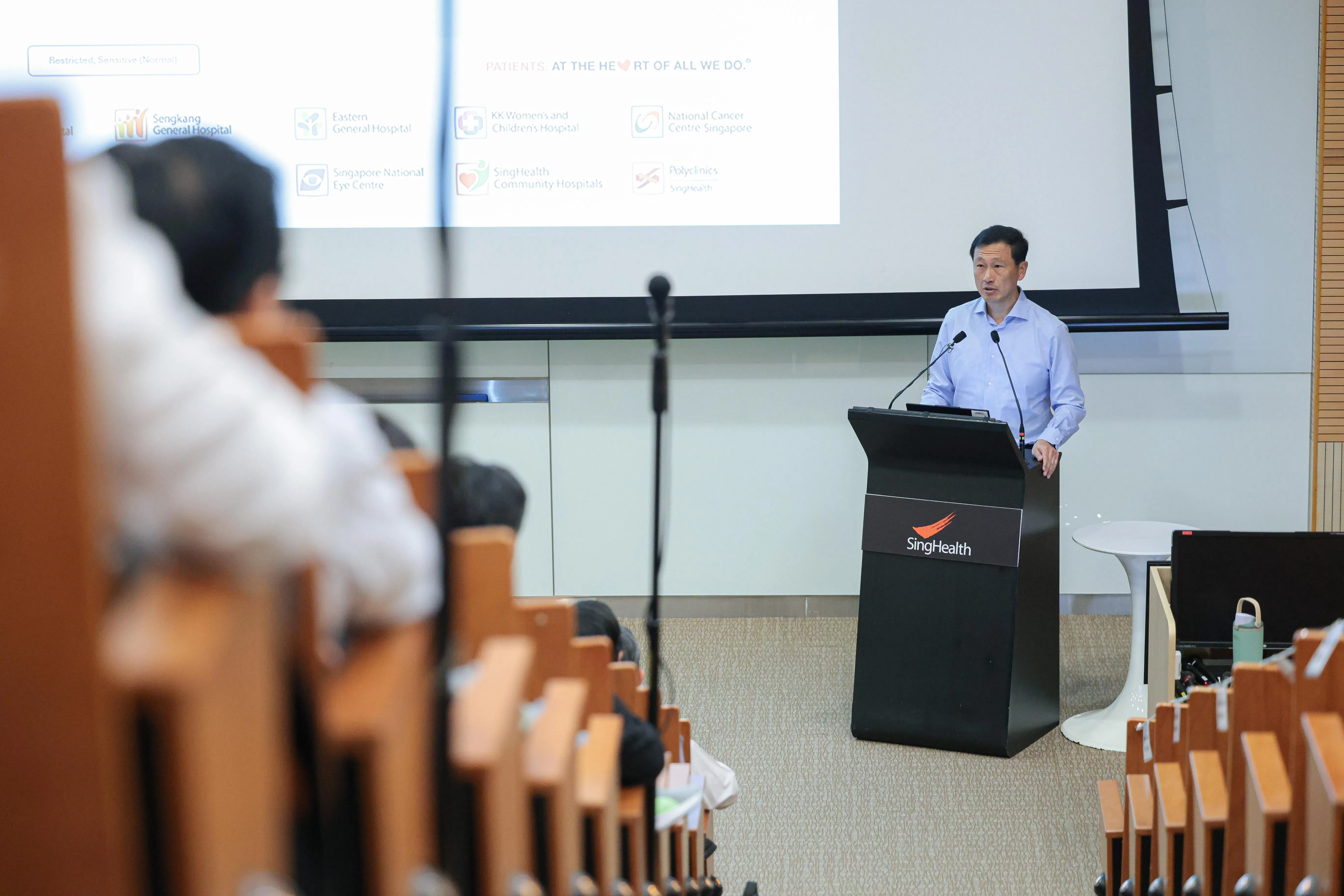 社会政策统筹部长兼卫生部长王乙康星期一为新保集团基因诊断与咨询中心主持开幕，在会上致辞。（李冠卫摄）