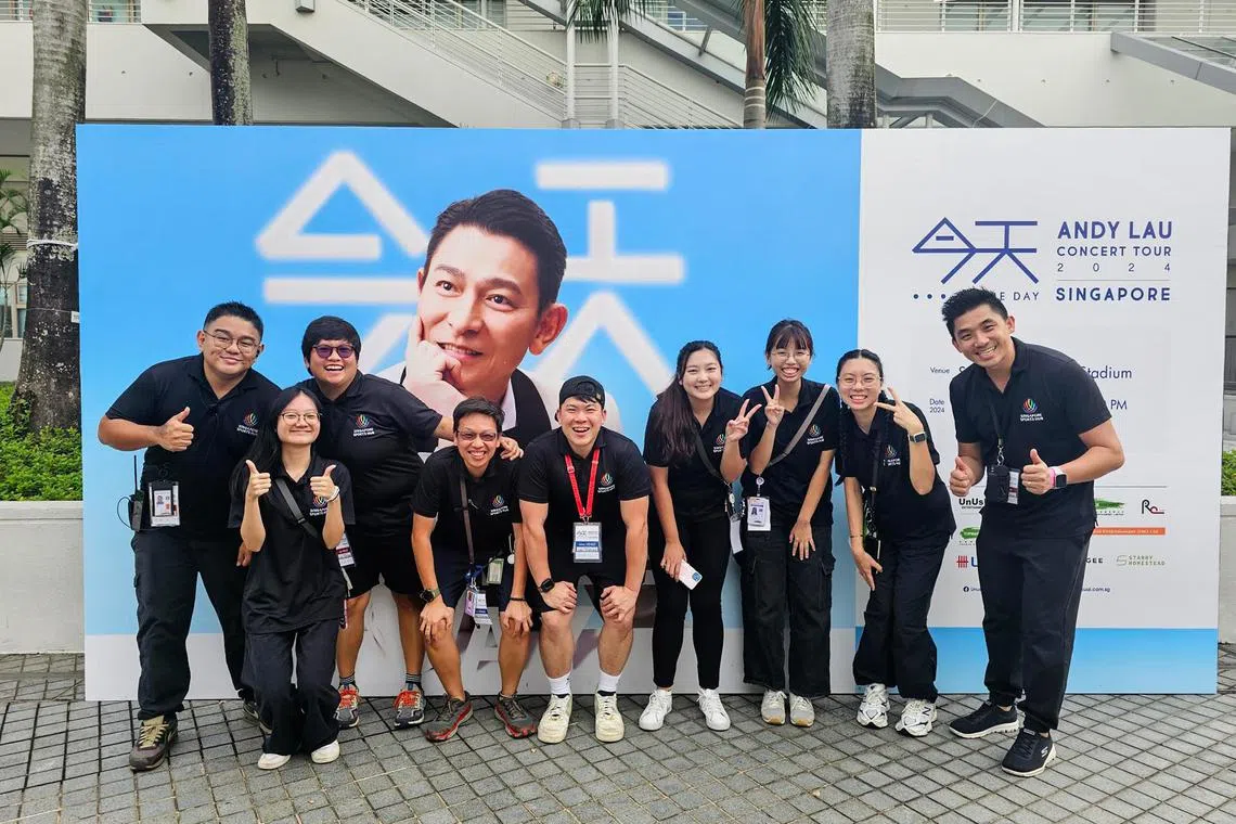 黄达祥（右一）和团队除了确保体育馆的活动顺利举行，也会思考和聆听公众的体验反馈，从而不断改进。（受访者提供）