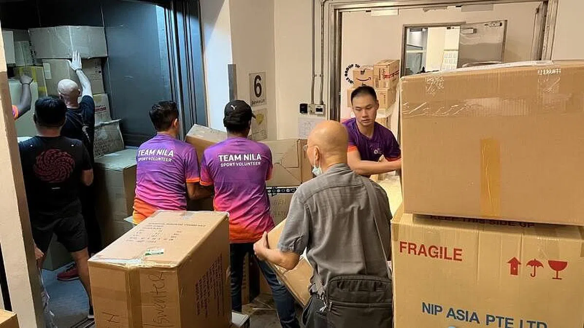 50名义工星期五在仁定巷接收点整理装箱，所有赈灾物资已运往土耳其。（尼拉团队提供）