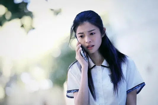 詹子萱饰演存在感很低的妹妹，性格内向又压抑。（互联网）