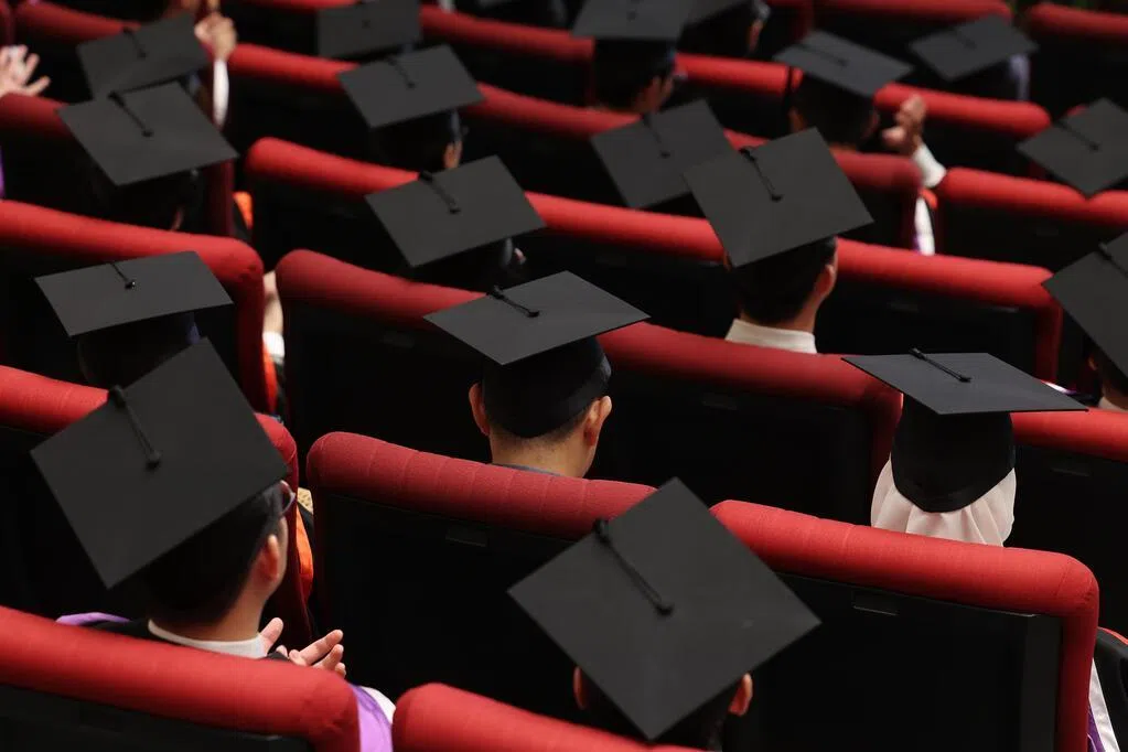 官方数据显示，2025年中国出国留学人数超过57万人。