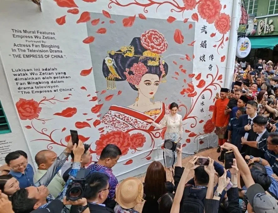 范冰冰在马六甲的“武媚娘”壁画前拍照。（互联网）