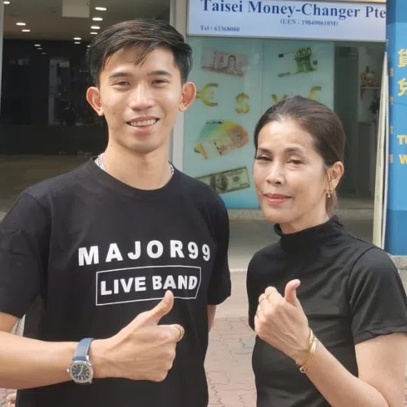 锺尚鸿和母亲陈爱凤，合力经营卡拉OK。（图/商家提供）