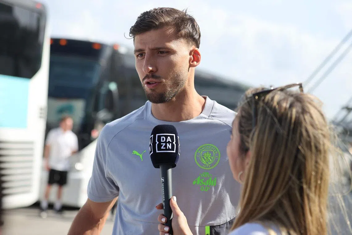 曼市后卫迪亚斯在美国时间星期四（12日）抵达佛罗里达州的劳德代尔堡—好莱坞国际机场后，接受世俱杯独家转播伙伴DAZN记者的访问。（法新社）