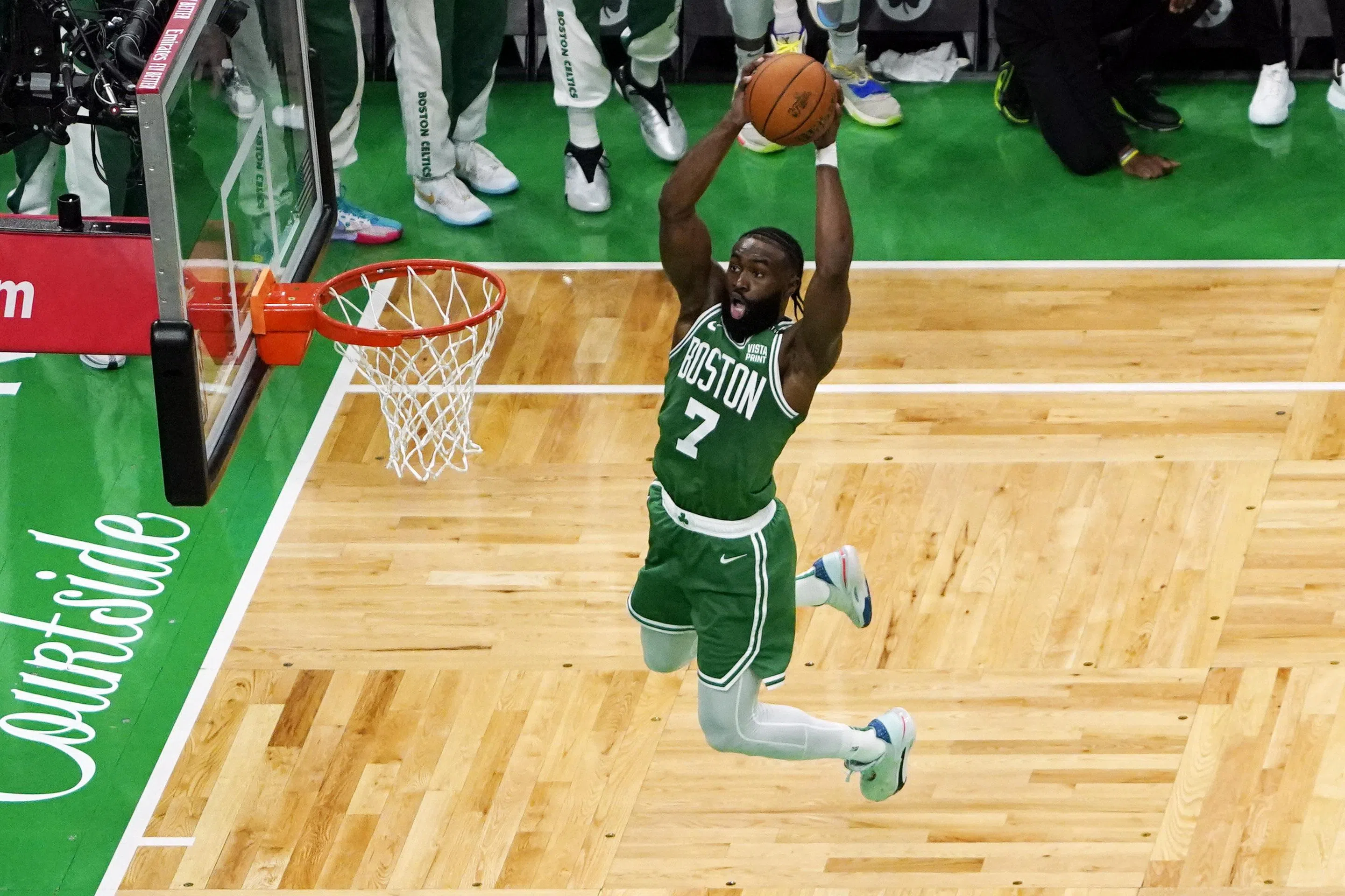 波士顿后卫布朗扣篮得手，被选为总决赛MVP，他在2016年被凯尔特人以第三顺位选中，效力至今。（路透社）