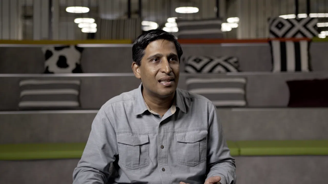 李光耀公共政策学院政策研究所社会研究室主管马修博士（Dr. Mathew Mathews）认为，新加坡存在大多数优势。（视频截图）