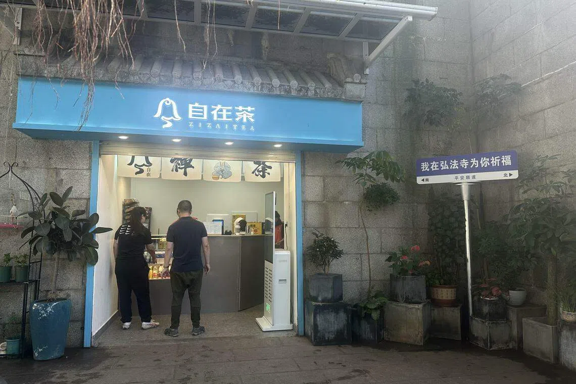 为迎合年轻人的喜好，有寺庙也在院内设有现代餐饮店铺，以及网红打卡点。（林煇智摄）