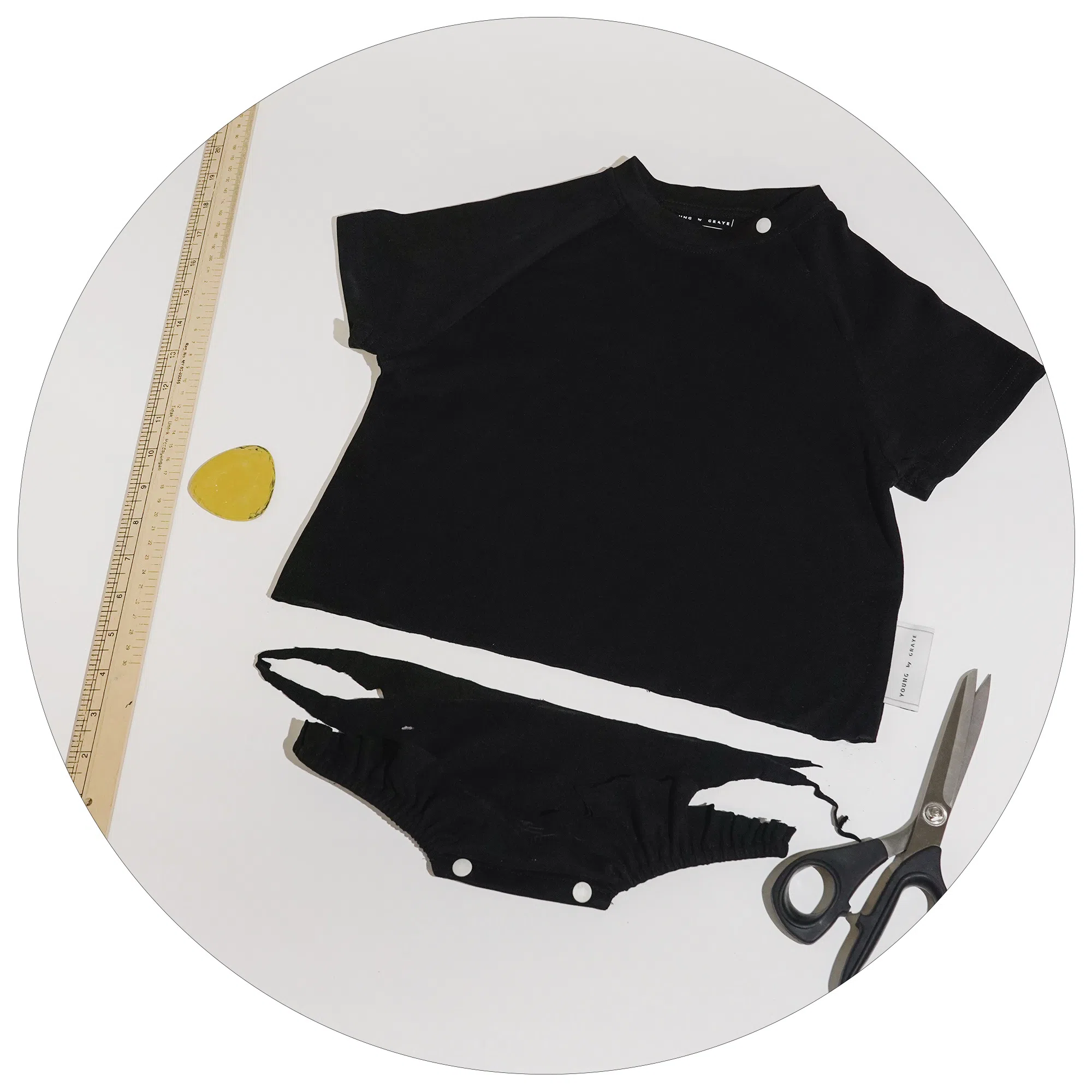 宝宝长大后，顾客可把婴儿服送回店里，免费缝制成T恤。（Graye）