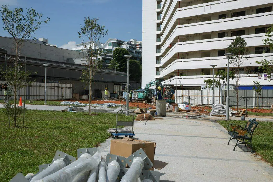 马林台地铁站附近5月底仍在进行道路修复等工程，将巴士站和地铁站与一排邻里商店隔开。（李姿仪摄）