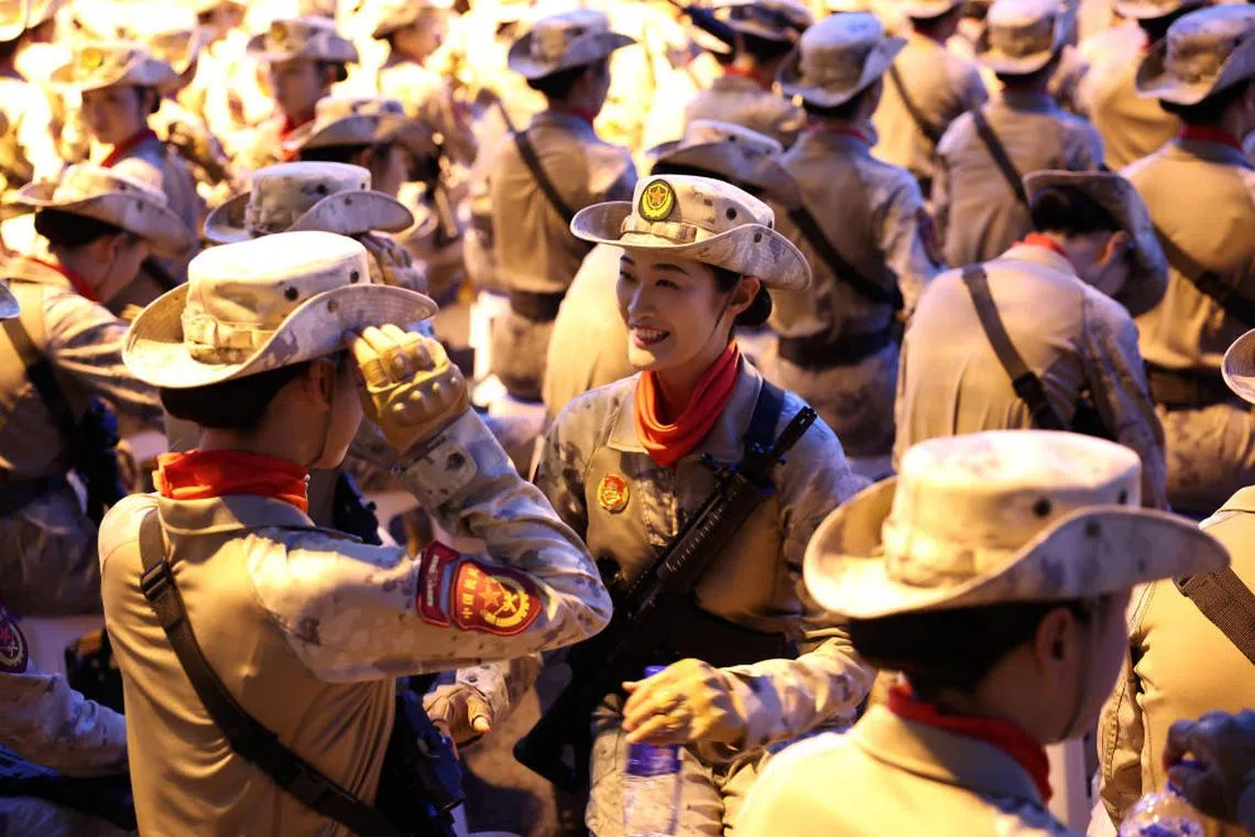 中国官媒新华社当天通过微博平台发布大量高清阅兵照片，“新华社出图”关键词冲上微博热搜榜首。图为新华社发布的阅兵式照片之一。（新华网）