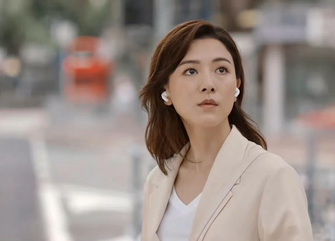 王敏奕饰演的姚自如对于声音、光线和气味等特别敏感，经常戴着耳机“与世隔绝”。（互联网）