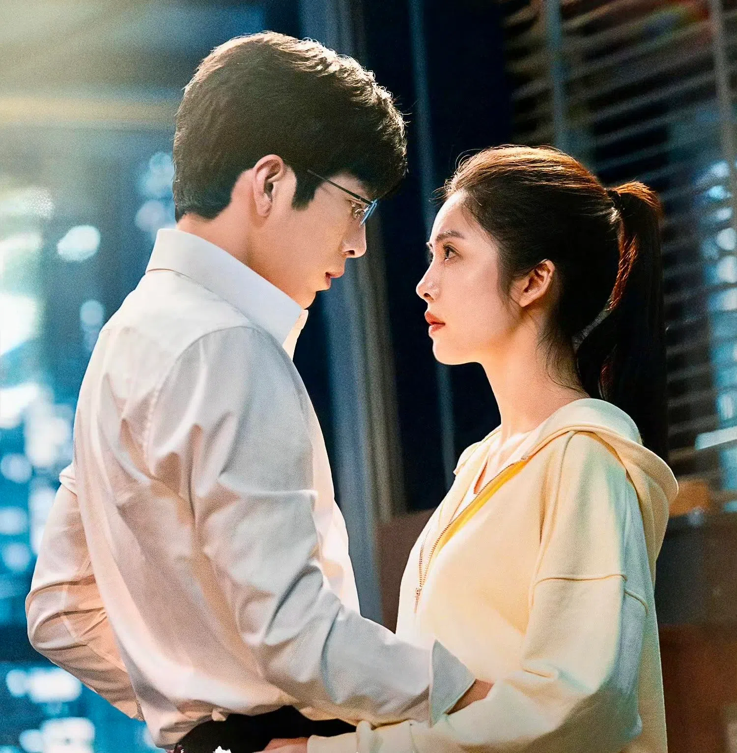 井柏然（左）和蔡文静在《钢铁森林》中先婚后爱，女主最初点头嫁纯粹觉得男主值得托付与信任。（取自剧集微博）