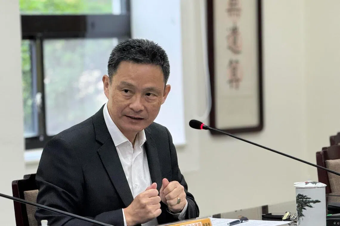 台湾国防大学中共军事事务研究所教授马振坤指出，自4、5月开始，解放军对台军事演训已转为实战准备，特别是轰炸机在台海当面空域活动频率拉高，几乎都有无人机伴随，呈现体系化空中打击力量。（缪宗翰摄）