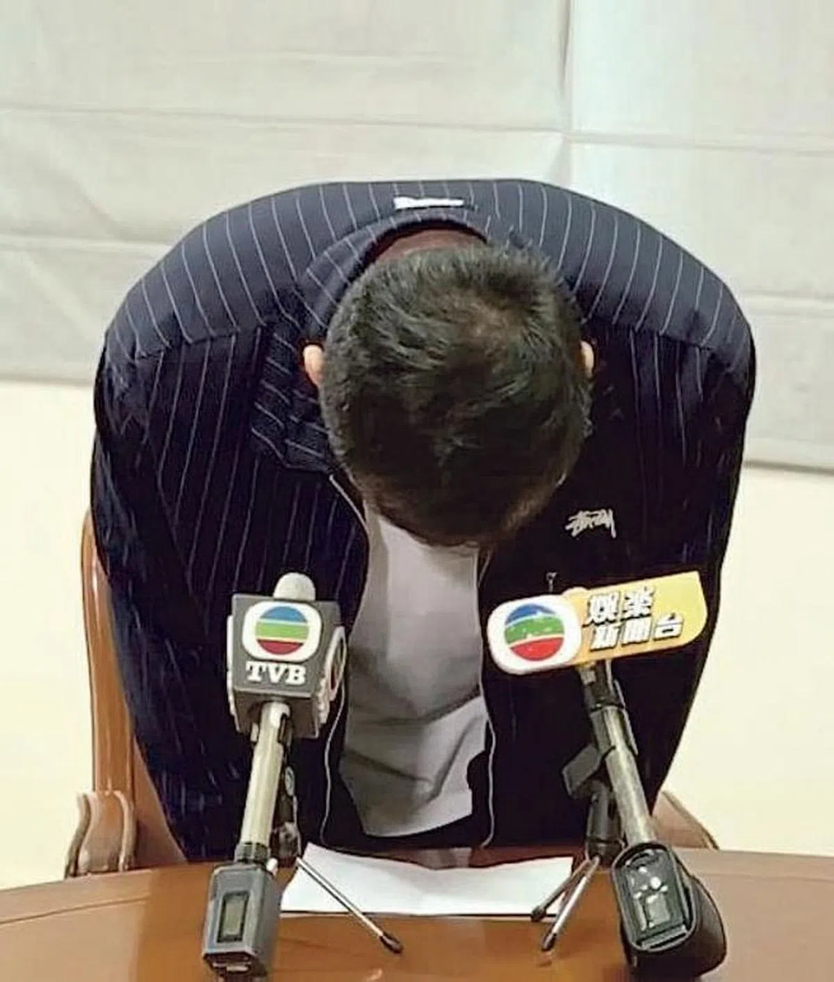 杨明录道歉视频两度鞠躬。（互联网）