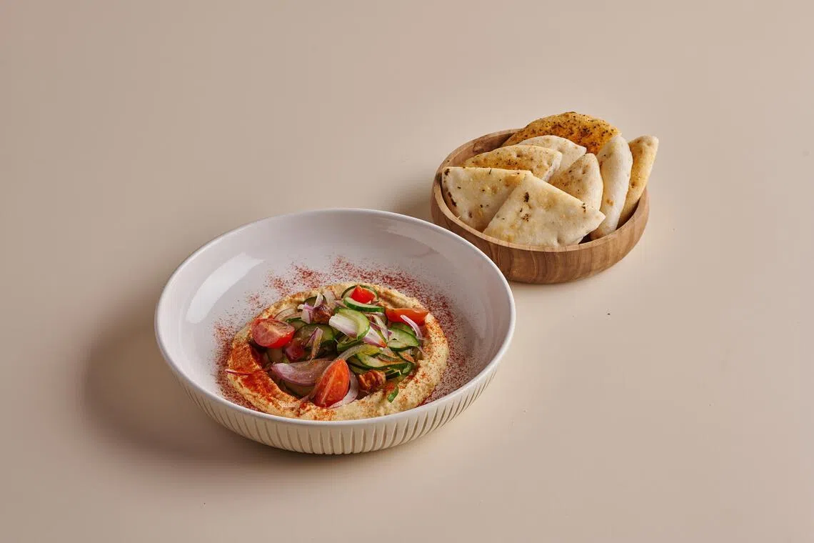 鹰嘴豆泥搭配皮塔面包是经典组合。（餐馆提供）