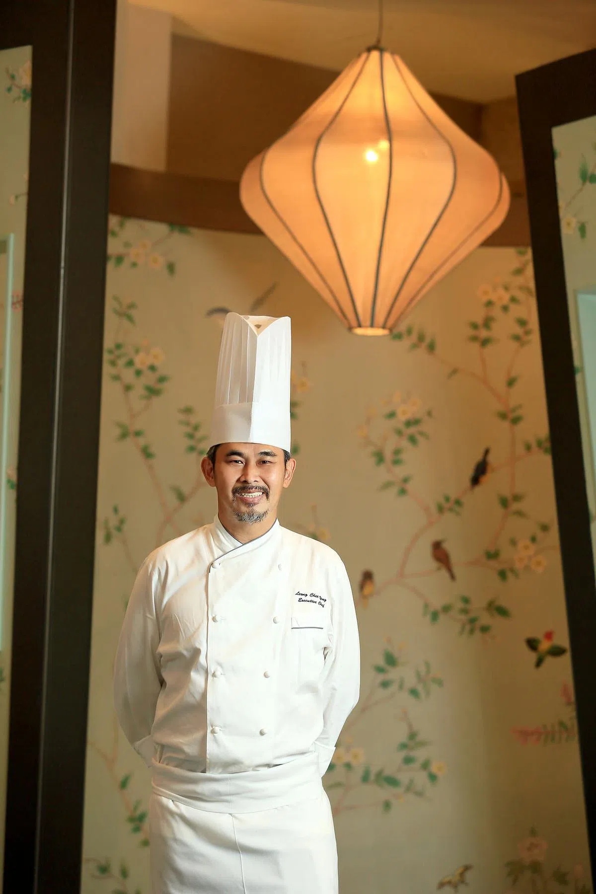 新加坡富丽敦酒店中餐馆玉楼行政总厨梁志贤受友人启发，研制蟹煮鸡。