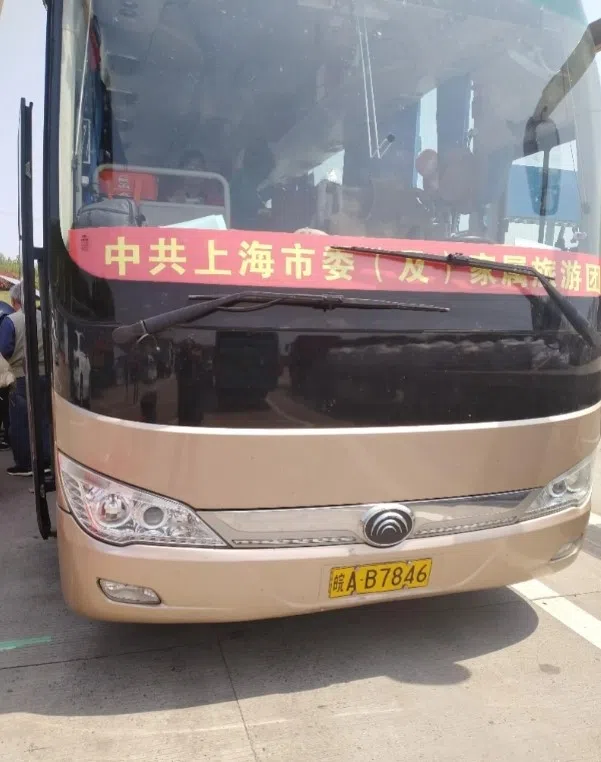 网传图片中，一辆皖牌大巴前侧挂有“中共上海市委及家属旅游团”的条幅。（互联网）