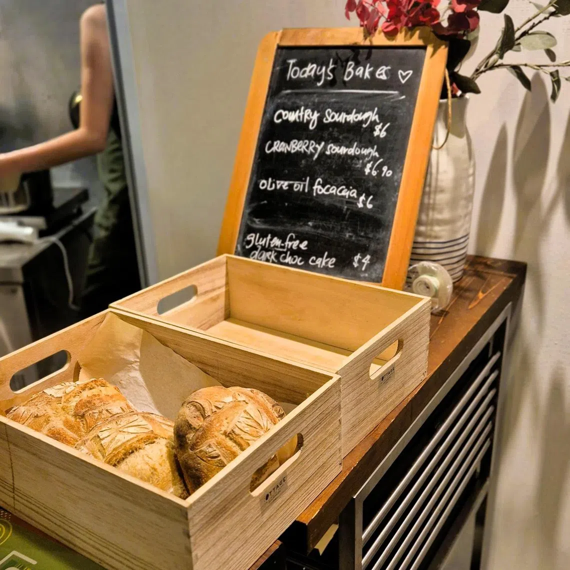 Cottage Kitchen & Bakery柜台摆卖新鲜烘焙的酸种面包和佛卡夏。（陈爱薇摄）
