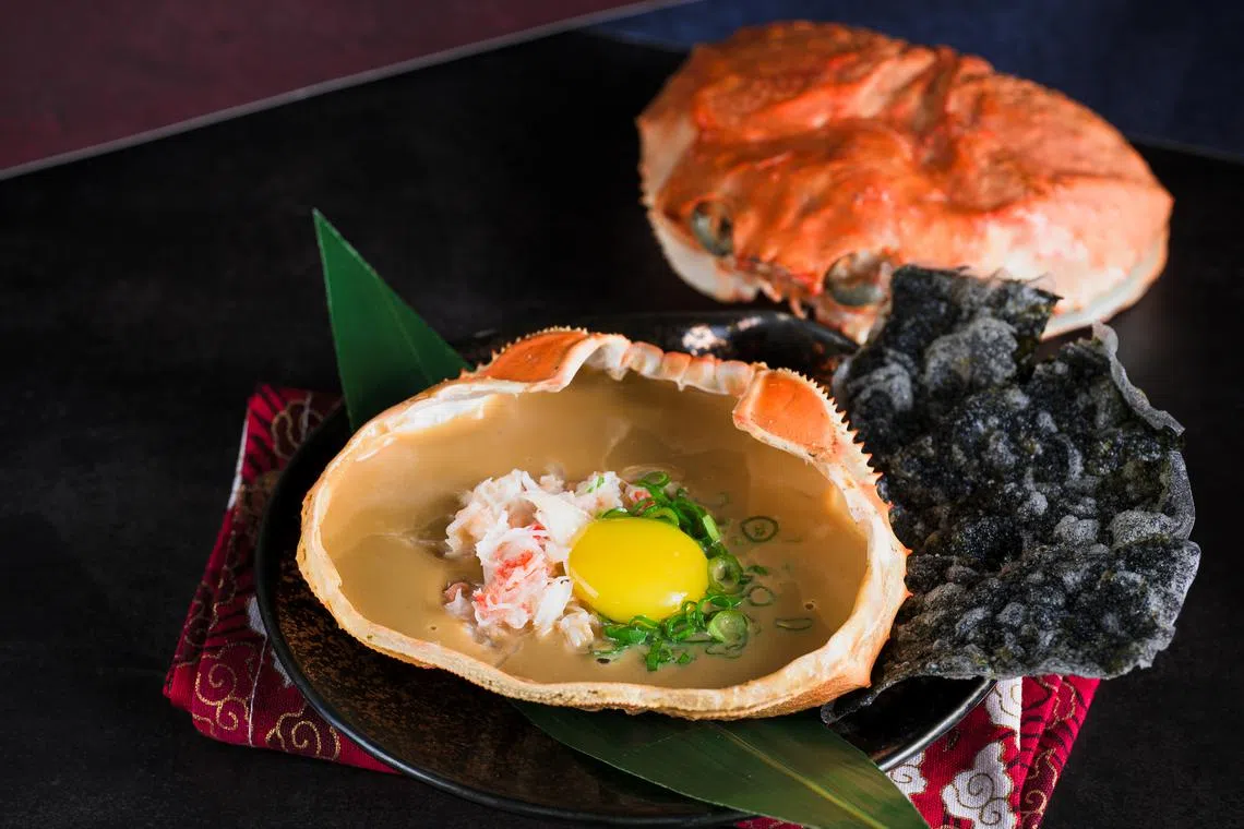 放在螃蟹壳内的小吃蟹黄海胆味噌酱。（餐馆提供）