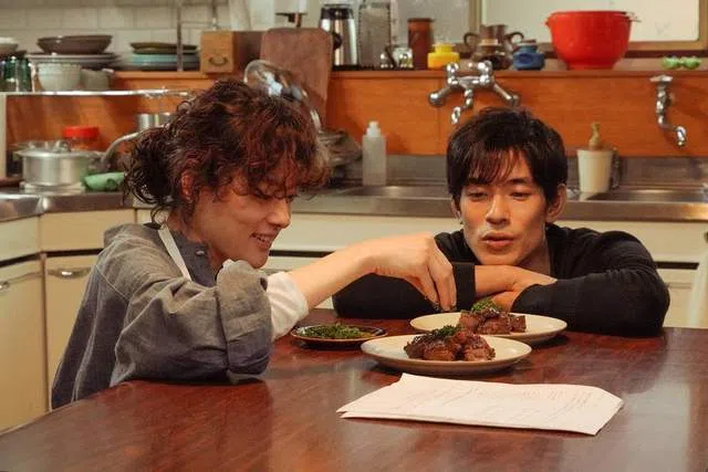 日剧《À Table！跟着古代食谱学做菜》剧照，每一集主人公会尝试欧洲不同时期的食谱，边聊历史边享美食。（互联网）