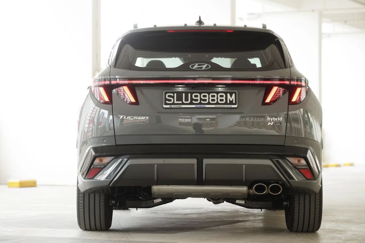 尾灯组维持与改款前相同造型，方向灯组改为梯形样式。（蔡家增摄）