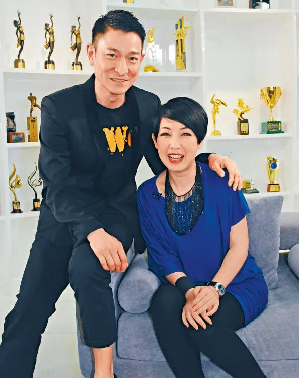 黎芷珊（右）2012年主持《最佳男主角》，难得请到刘德华上节目受访。（互联网）