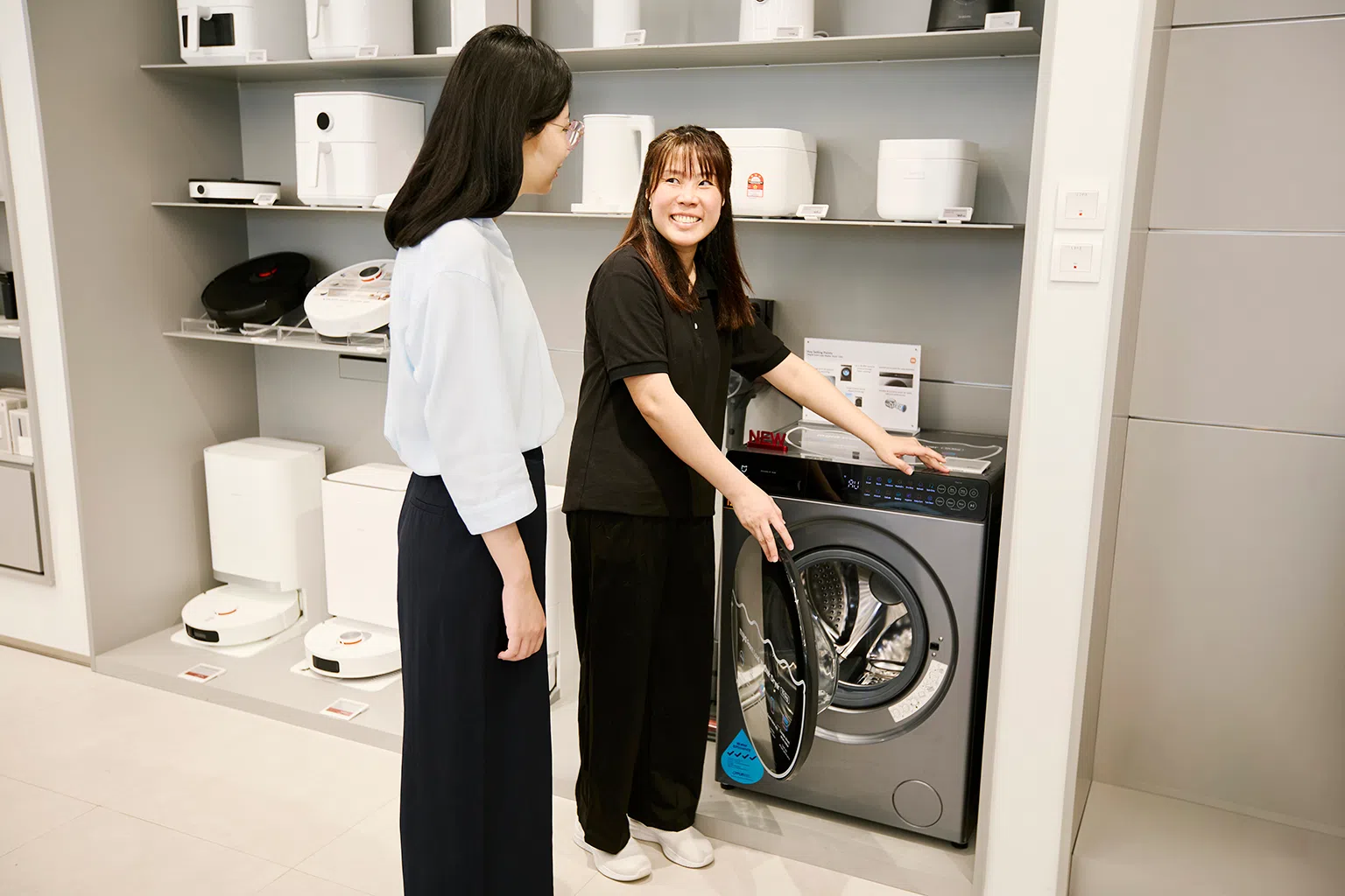 米家洗烘一体机首次在新加坡亮相，用户可在小米之家向店员了解其智能功能如何贴合用户的生活需求。（新报业媒体）