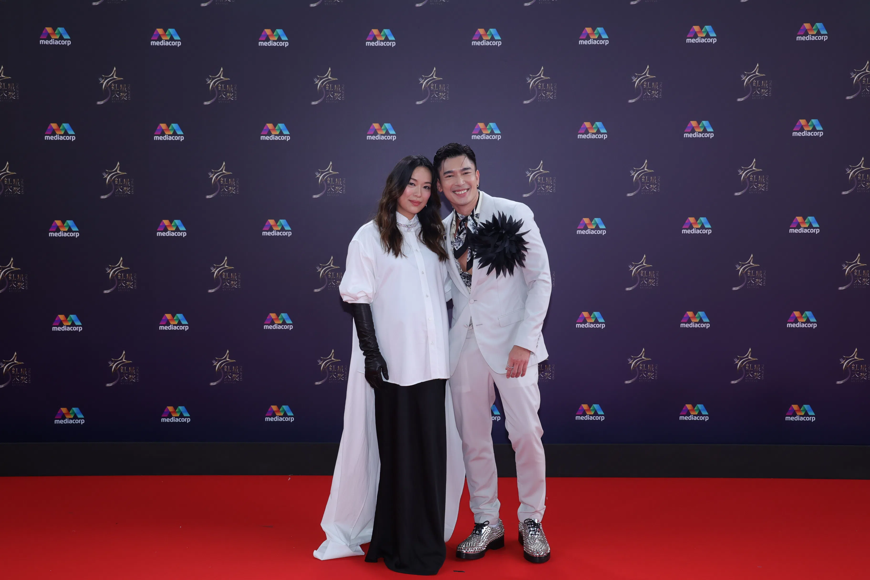 林慧玲挺着孕肚，与黄俊雄一起走上红毯。（新传媒提供）