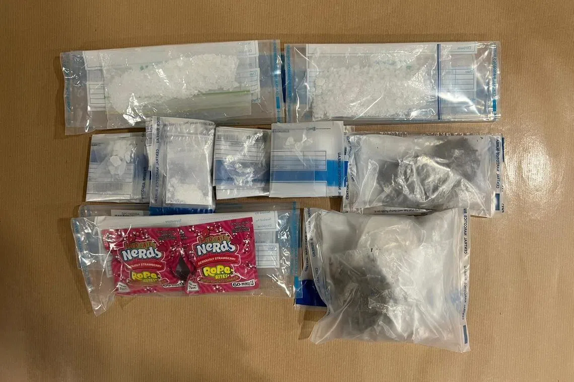 肃毒局从涉案青年的豪车内搜出70克冰毒、79克大麻混合物、42克氯胺酮，以及1克MDMA（俗称摇头丸）。（中央肃毒局提供）