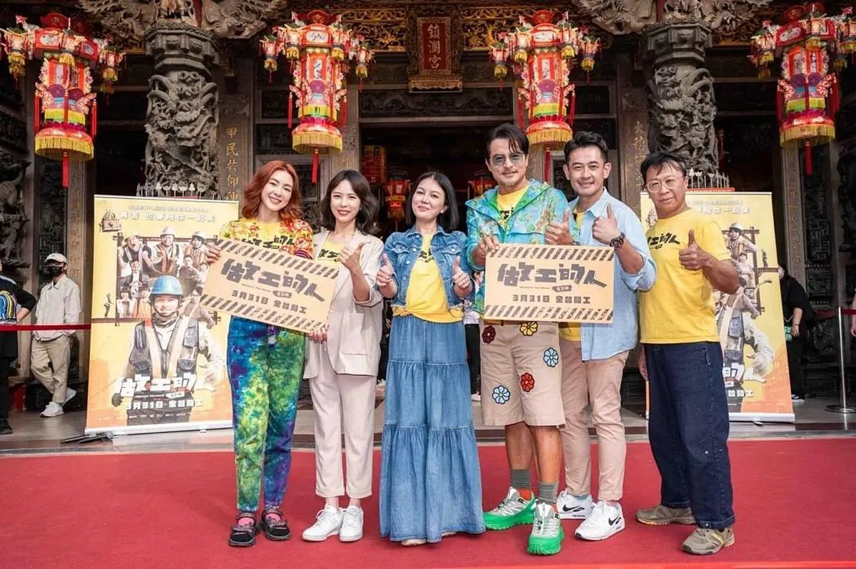 游安顺（右起）、柯叔元、李铭顺、苗可丽、天心与曾珮瑜现身大甲镇澜宫，并向妈祖娘娘祈福票房大卖。（互联网）