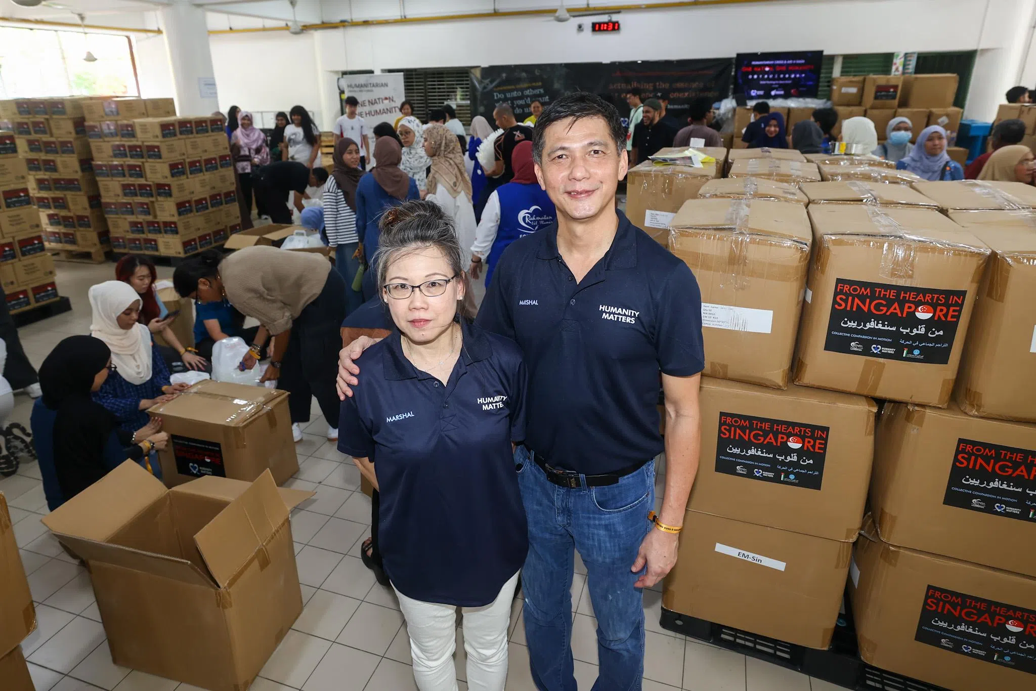 莫淑仪（左）和丈夫黄金财加入仁心组织一年多，两人星期天也一起参加物资打包活动。（陈渊庄摄）