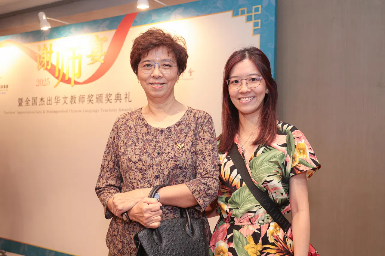 《联合早报》读者郑玉莲（左）星期六带着女儿朱瑞琦，一起出席谢师宴，想感谢为华文教育付出的教师。（李冠卫摄）
