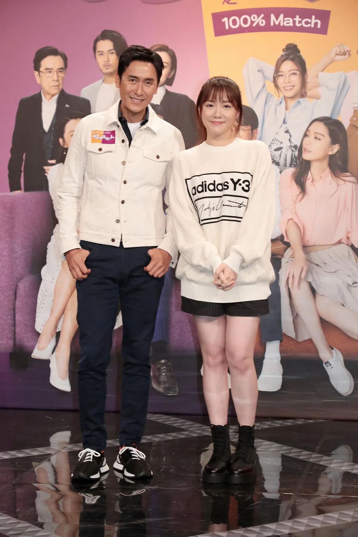 汤洛雯（右）本月初迎来35岁生日，左为马德钟。（香港中通社） 