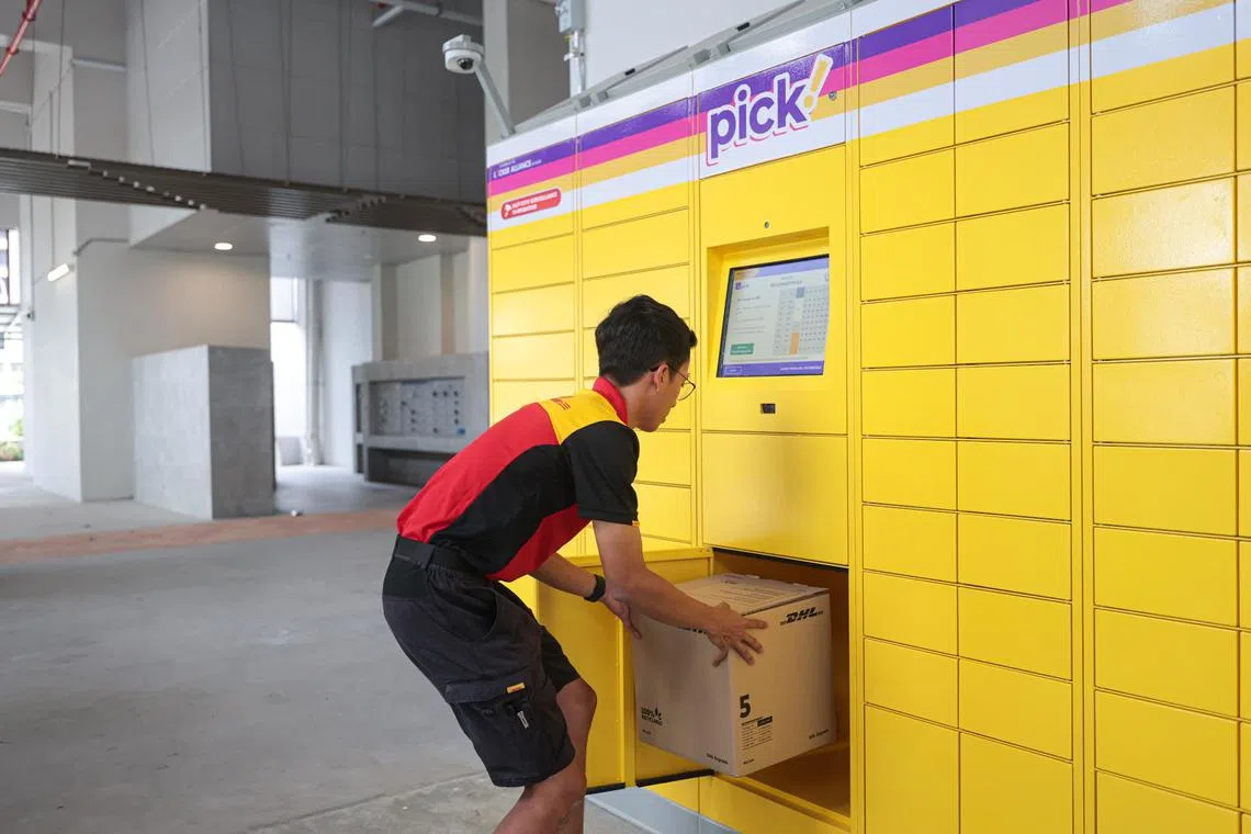 新加坡敦豪国际速递自2023年4月起与百宝柜合作，公司去年送至自提柜的包裹数量，比前年增加近半。（李冠卫摄）