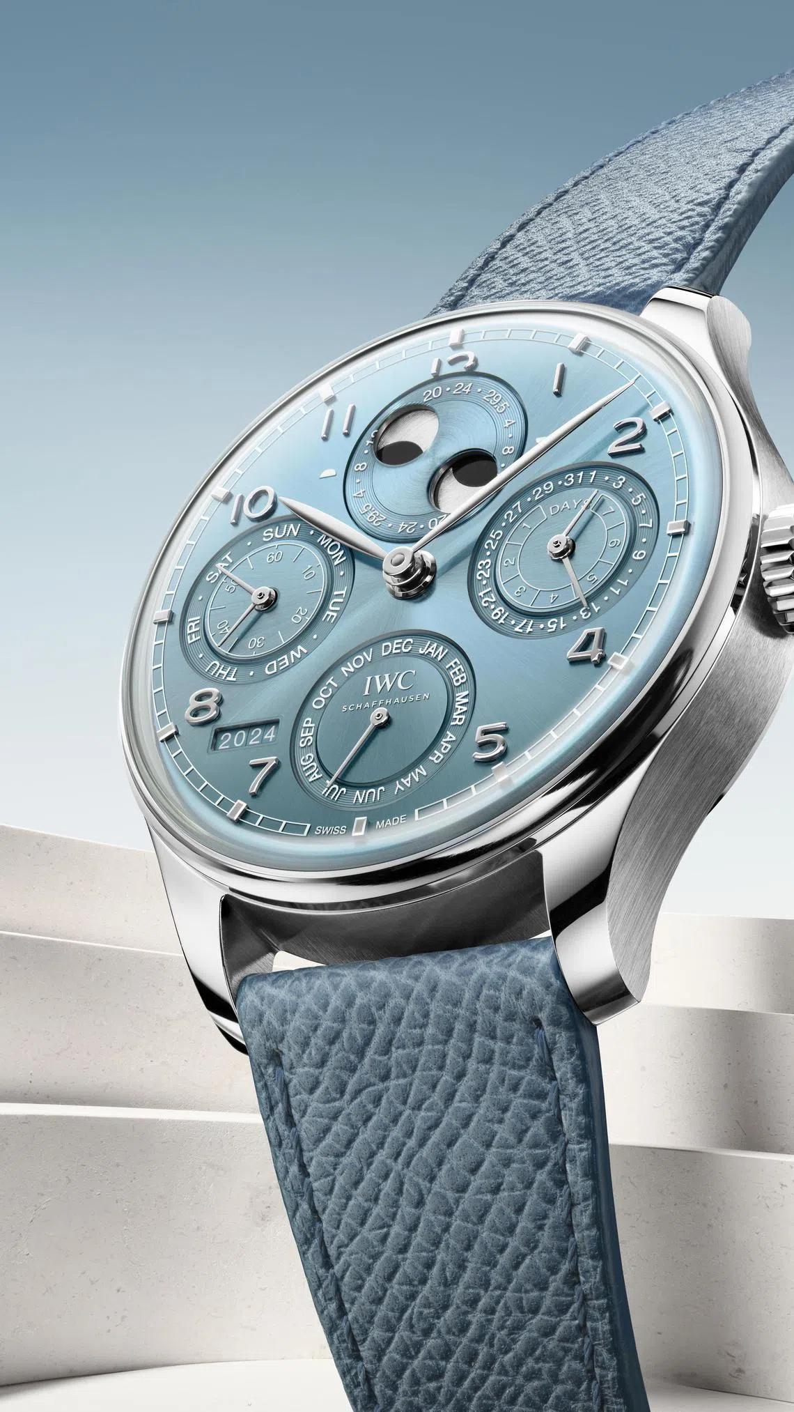 全新设计的葡萄牙系列万年历腕表44，其中一款有地平线蓝表盘。（万国表提供）