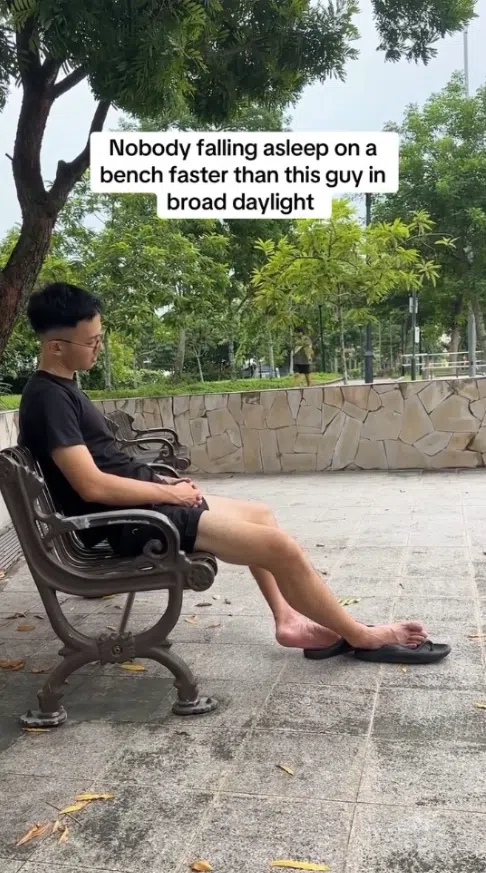小贩工作繁重，李彦智有时候还没回到家，就在楼下补眠。（受访者提供）