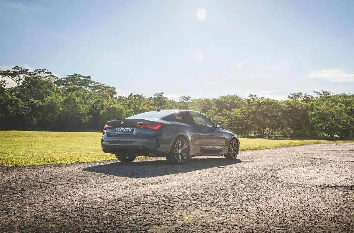 车尾宽大而突出的造型更显霸气。